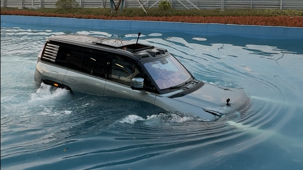 Meest krankzinnige rijmodus uit de auto-industrie: nieuwe SUV kan iets héél bijzonders