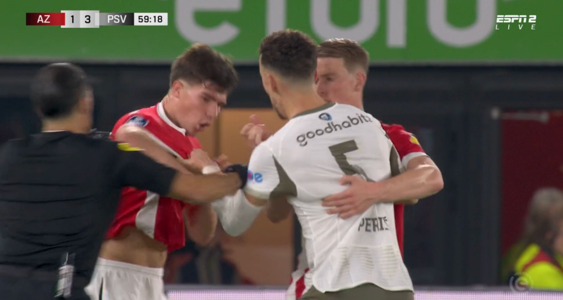 Wouter Goes slaat wild om zich heen en ontsnapt aan tweede gele kaart