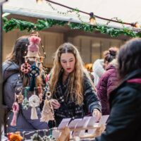 Shop kerstkadootjes tijdens de Makers Market in het Groot Handelsgebouw in Rotterdam