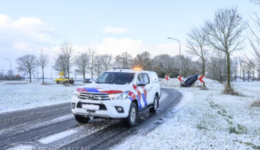 Auto door sneeuwval van de weg bij Holwierde, twee automobilisten bekeurd door politie - Eemskrant.nl