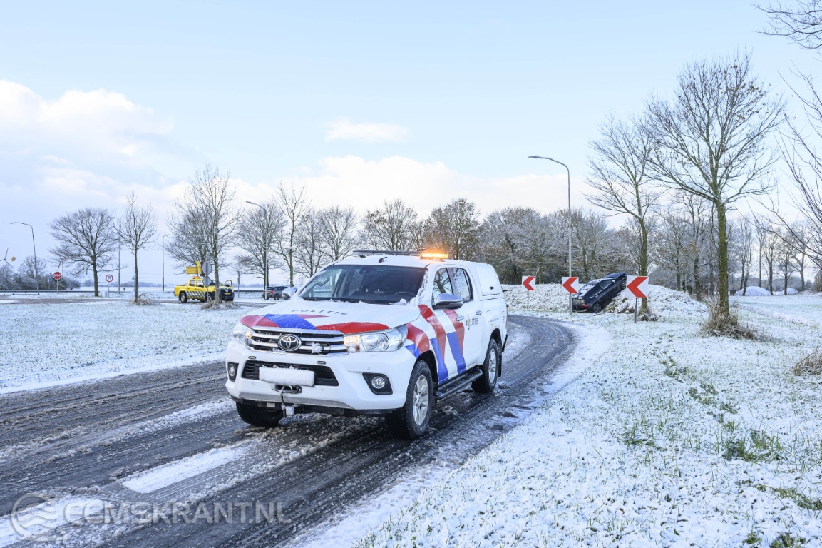 Auto door sneeuwval van de weg bij Holwierde, twee automobilisten bekeurd door politie - Eemskrant.nl