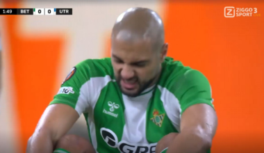 Sofyan Amrabat schopt ploeggenoot tijdens Real Betis - FC Utrecht in Europa League; beide spelers van het veld