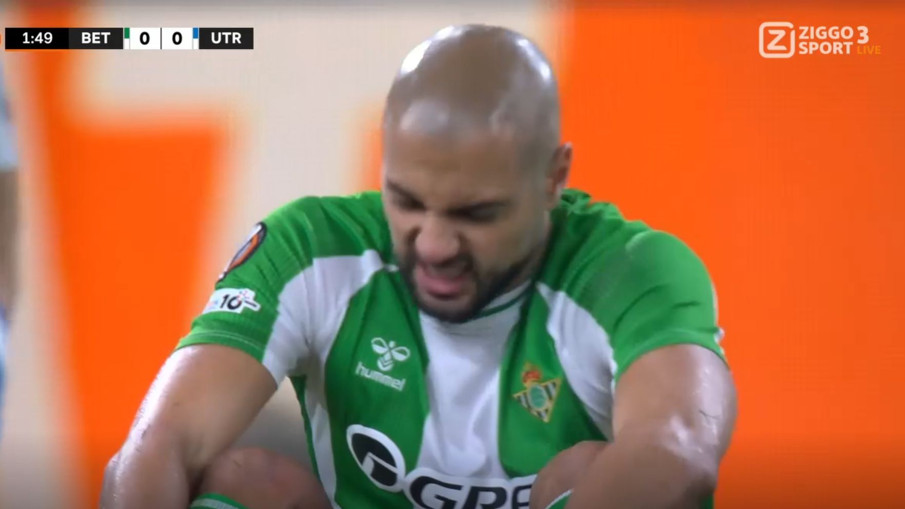 Sofyan Amrabat schopt ploeggenoot tijdens Real Betis - FC Utrecht in Europa League; beide spelers van het veld