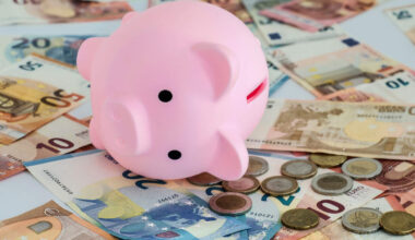 Opnieuw grijpt Brussel naar het spaarvarken om rentetegenvallers te betalen.