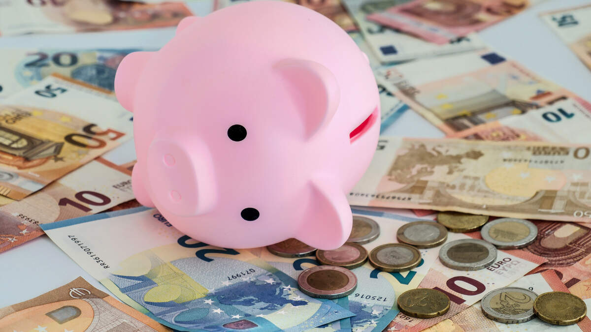 Opnieuw grijpt Brussel naar het spaarvarken om rentetegenvallers te betalen.