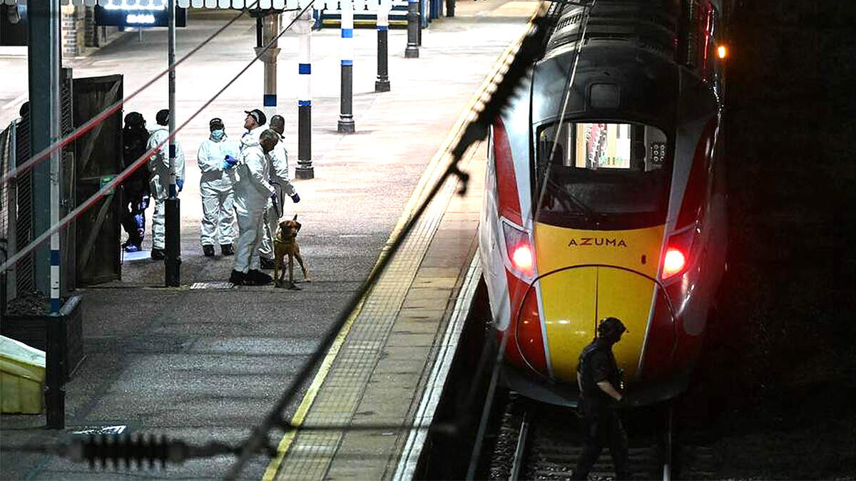 Negen zwaargewonden bij mesaanval in Britse trein, twee verdachten opgepakt: ’Overal bloed te zien’