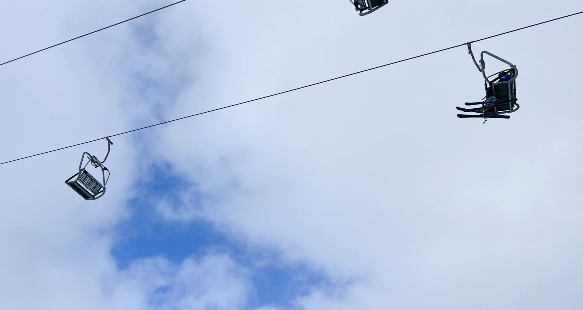 's Werelds langste stoeltjeslift draait weer: 3,3 kilometer chillen