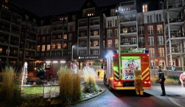 De brand woedt in het complex de Leyhoeve aan de Dokter Bloemenlaan.