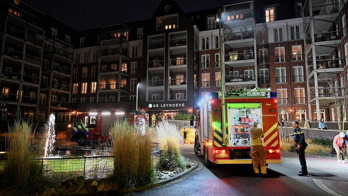 De brand woedt in het complex de Leyhoeve aan de Dokter Bloemenlaan.