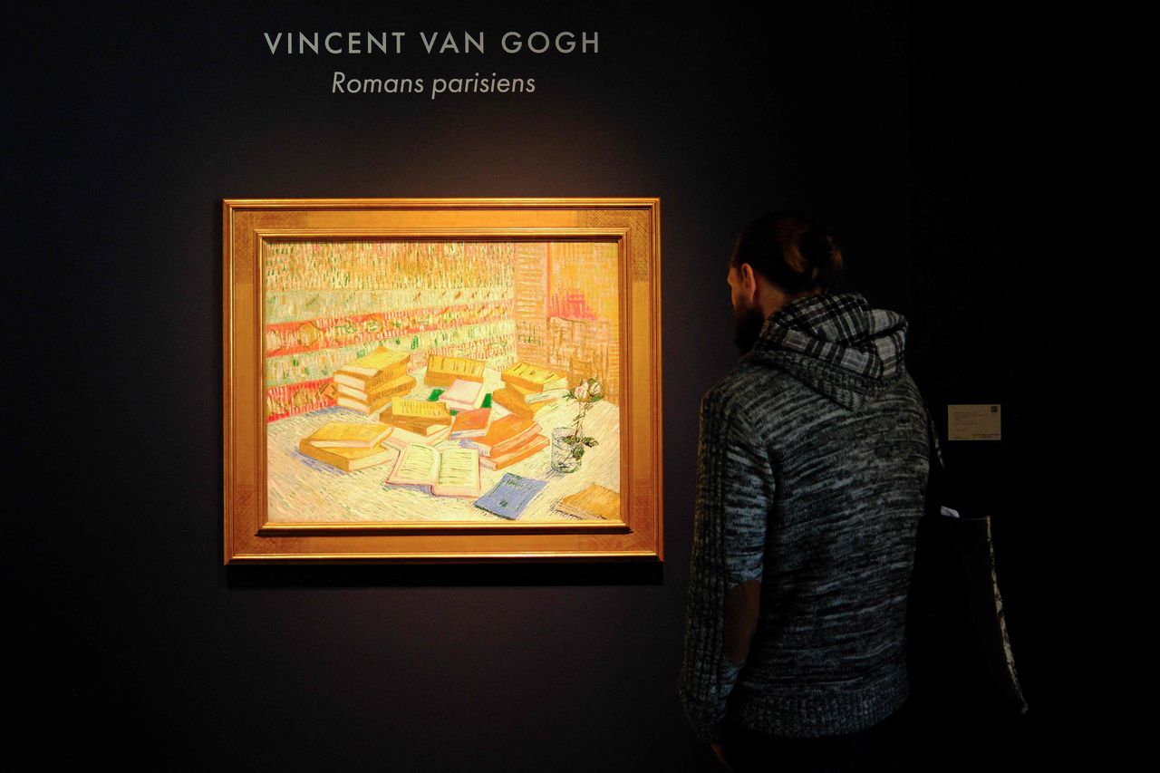 Het schilderij „Piles de romans parisiens et roses dans une verre” van Vincent Van Gogh dat deze week werd geveild.