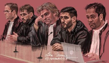 Vlnr: Advocaat Johan Műhren, Muhanad al N., advocaat Niek Hendriksen, Mohamed Al N.. en advocaat van vader Ersen Albayrak