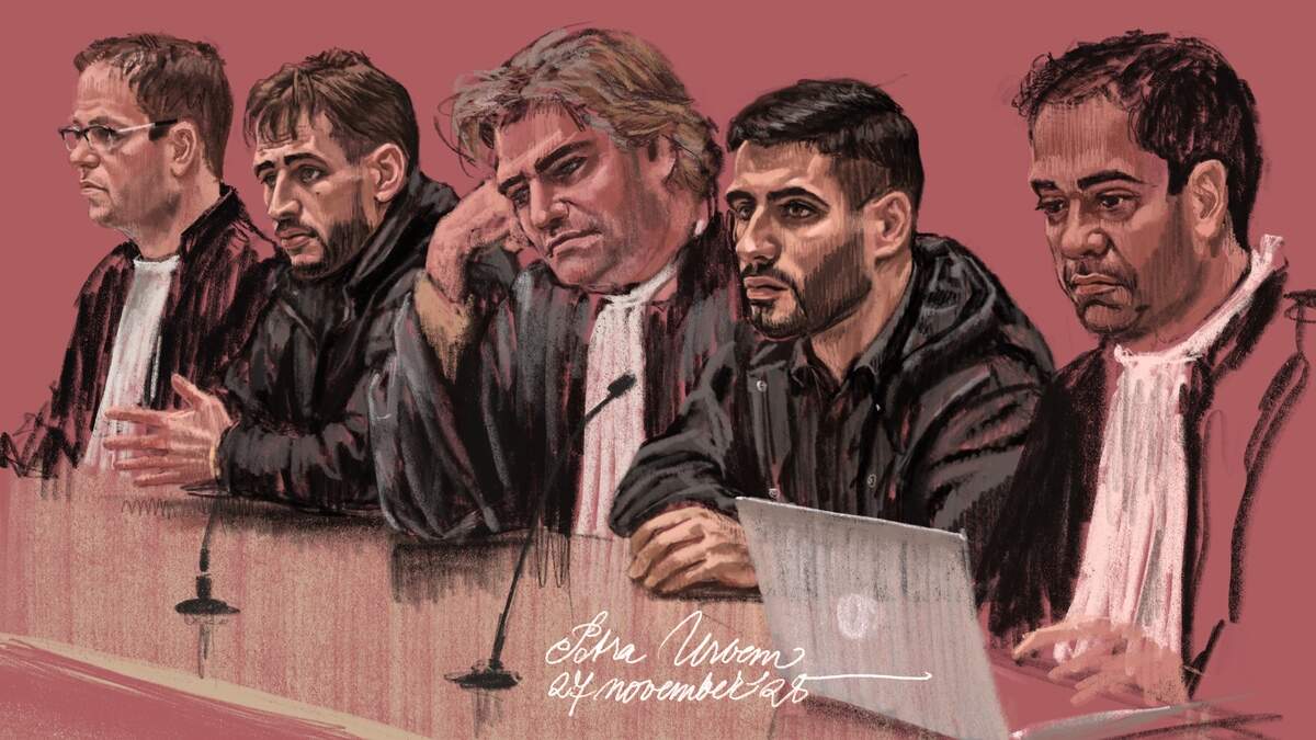 Vlnr: Advocaat Johan Műhren, Muhanad al N., advocaat Niek Hendriksen, Mohamed Al N.. en advocaat van vader Ersen Albayrak