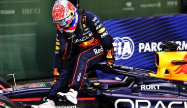 Verstappen staat versteld van McLaren: "Dan moet ik een bocht afsnijden!"