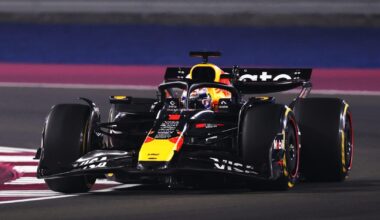 IJzersterke Verstappen wint tactisch steekspel en houdt titeldroom levend