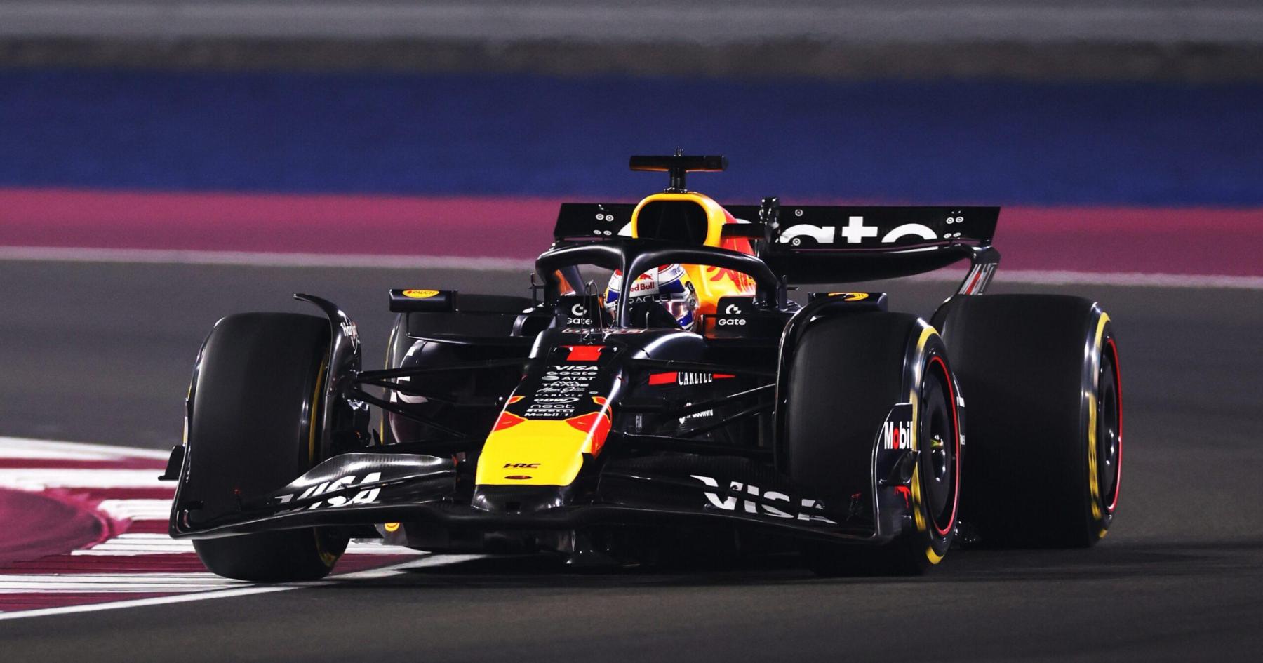 IJzersterke Verstappen wint tactisch steekspel en houdt titeldroom levend