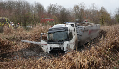 Vrachtwagen belandt in sloot langs N305 bij Zeewolde [+foto’s]