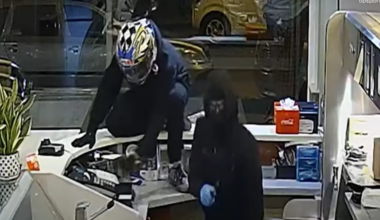 Eigenaresse jaagt overvallers snackbar uit met pollepel en heet vet in Eindhoven