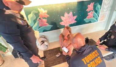 Terwijl de Engelse Maria Sky in een lokaal restaurant meerdere stellen les gaf, viel de Thaise toeristenpolitie binnen.