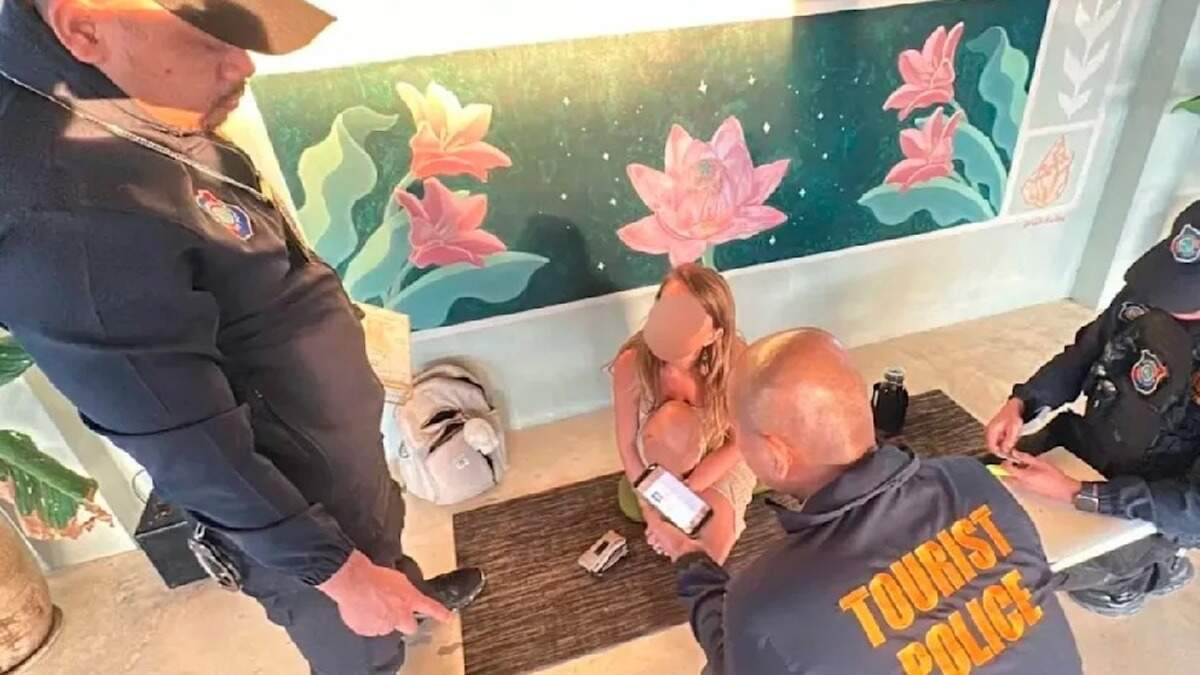 Terwijl de Engelse Maria Sky in een lokaal restaurant meerdere stellen les gaf, viel de Thaise toeristenpolitie binnen.