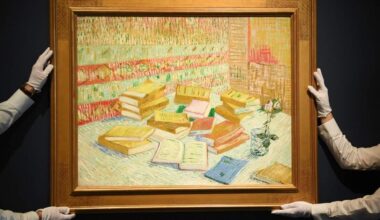 Op het schilderij van Van Gogh genaamd ’Piles de romans parisiens et roses dans une verre’, is een stapel boeken op een tafel te zien. 