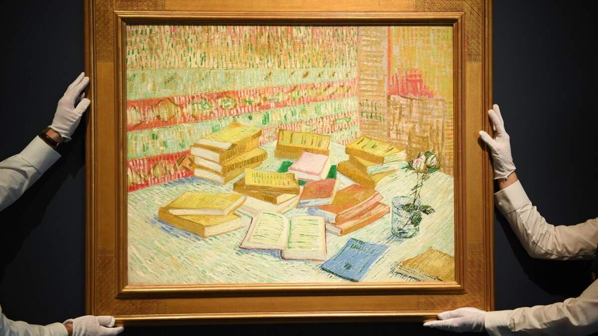 Op het schilderij van Van Gogh genaamd ’Piles de romans parisiens et roses dans une verre’, is een stapel boeken op een tafel te zien. 