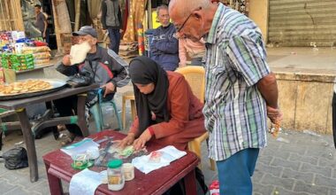 Manal repareert geld om haar kinderen te voeden