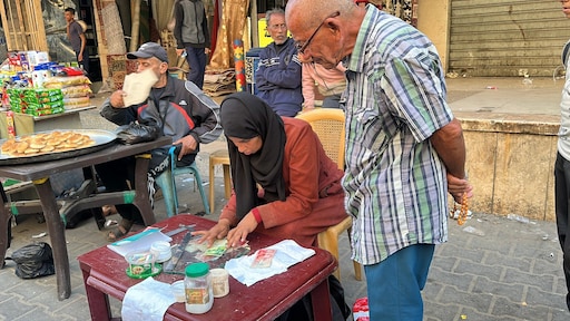 Manal repareert geld om haar kinderen te voeden
