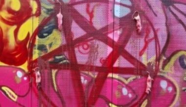 De schildering met de daar omheen gehangen dode ratten werd op donderdag 20 november aangetroffen door een voorbijganger. 