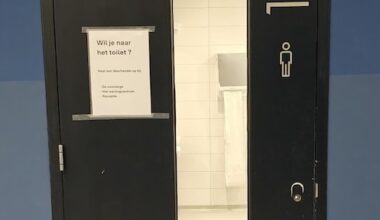 School verwijdert deurklinken van jongens-wc’s vanwege bizarre TikTok-plastrend