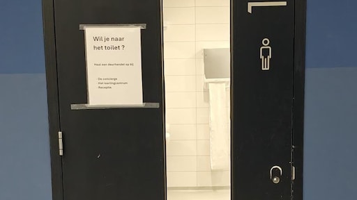 School verwijdert deurklinken van jongens-wc’s vanwege bizarre TikTok-plastrend