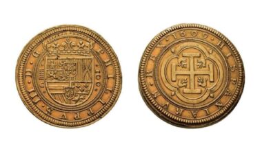 De munt, een zogenoemde centén ter waarde van 100 escudos, werd geslagen in Segovia tijdens de regeerperiode van koning Filips III (1578–1621).