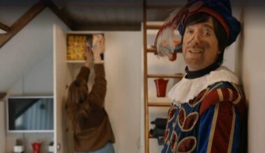 In het Sinterklaasjournaal wordt uitgebreid uitgelegd dat de ouders cadeaus kopen en verstoppen.