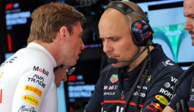 Verstappen strijkt met hand over zijn hart na excuses Lambiase: "Niet nodig"