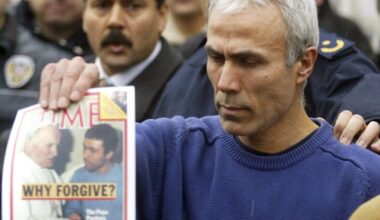 De Turkse autoriteiten hebben donderdagavond Mehmet Ali Agca, de man die in 1981 paus Johannes Paulus II neerschoot, uit Iznik verwijderd.