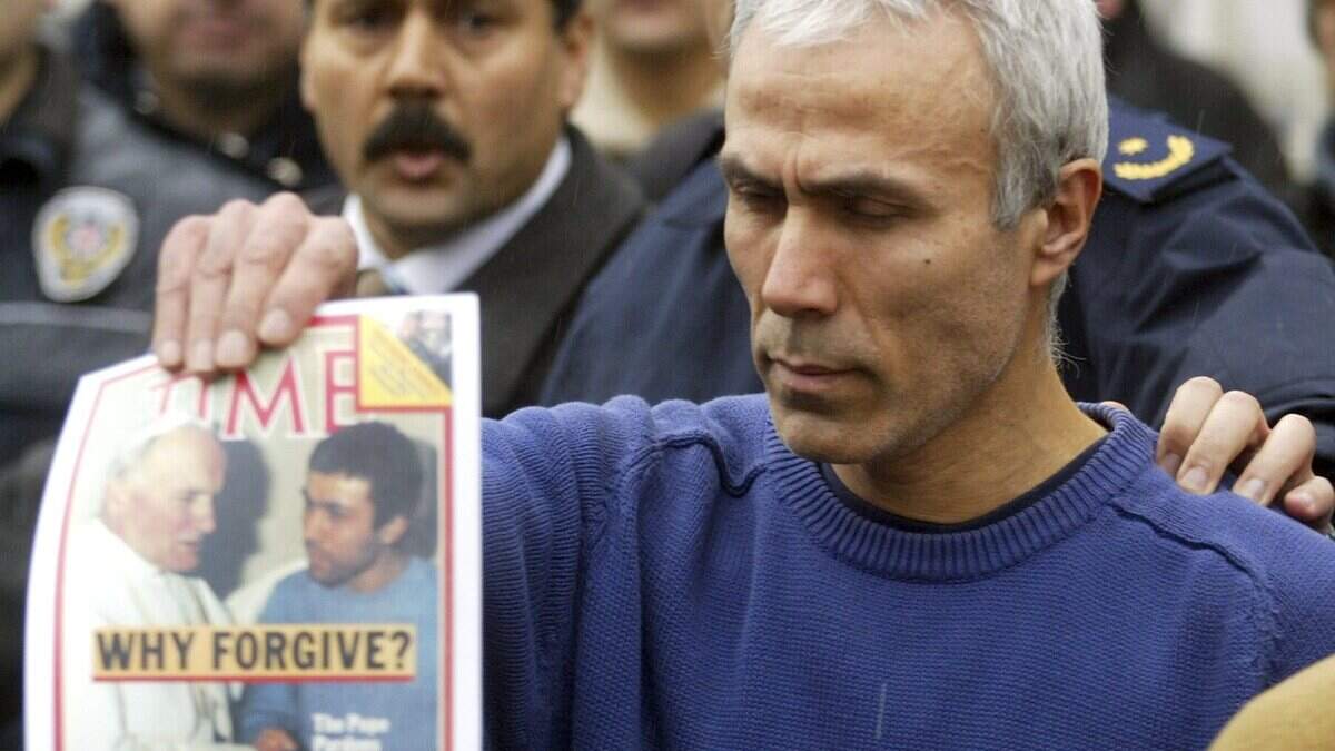 De Turkse autoriteiten hebben donderdagavond Mehmet Ali Agca, de man die in 1981 paus Johannes Paulus II neerschoot, uit Iznik verwijderd.