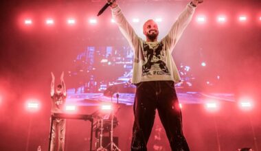 Zwangere Guy in de ING Arena: liefde voor zijn moeder, woede over de politiek ★★★☆☆ - De Standaard