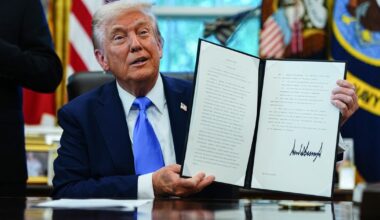 Donald Trump ondertekent een presidentieel decreet in het Witte Huis