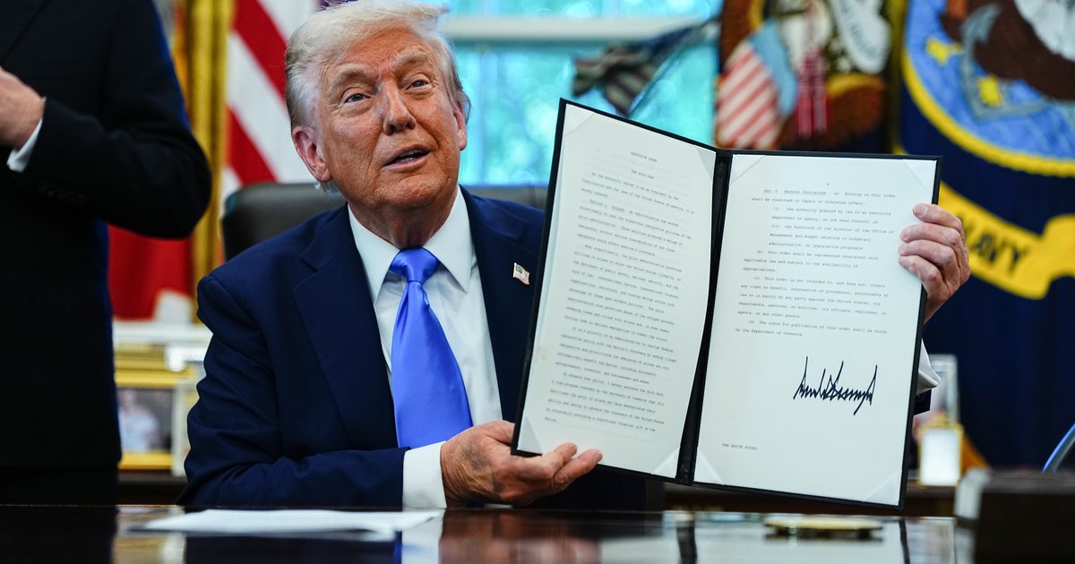 Donald Trump ondertekent een presidentieel decreet in het Witte Huis