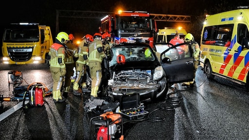 Auto ramt stilstaande brandweerauto op A58, snelweg na uren weer open