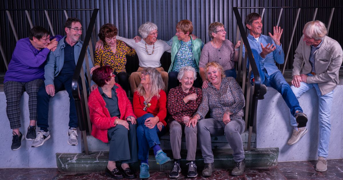 Met 16 onervaren senioren op de bühne voor een persoonlijk verhaal over Alzheimer