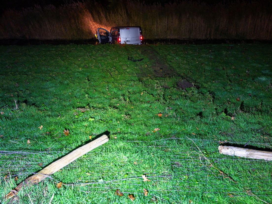 Het busje vloog door de afrastering en belandde in het water