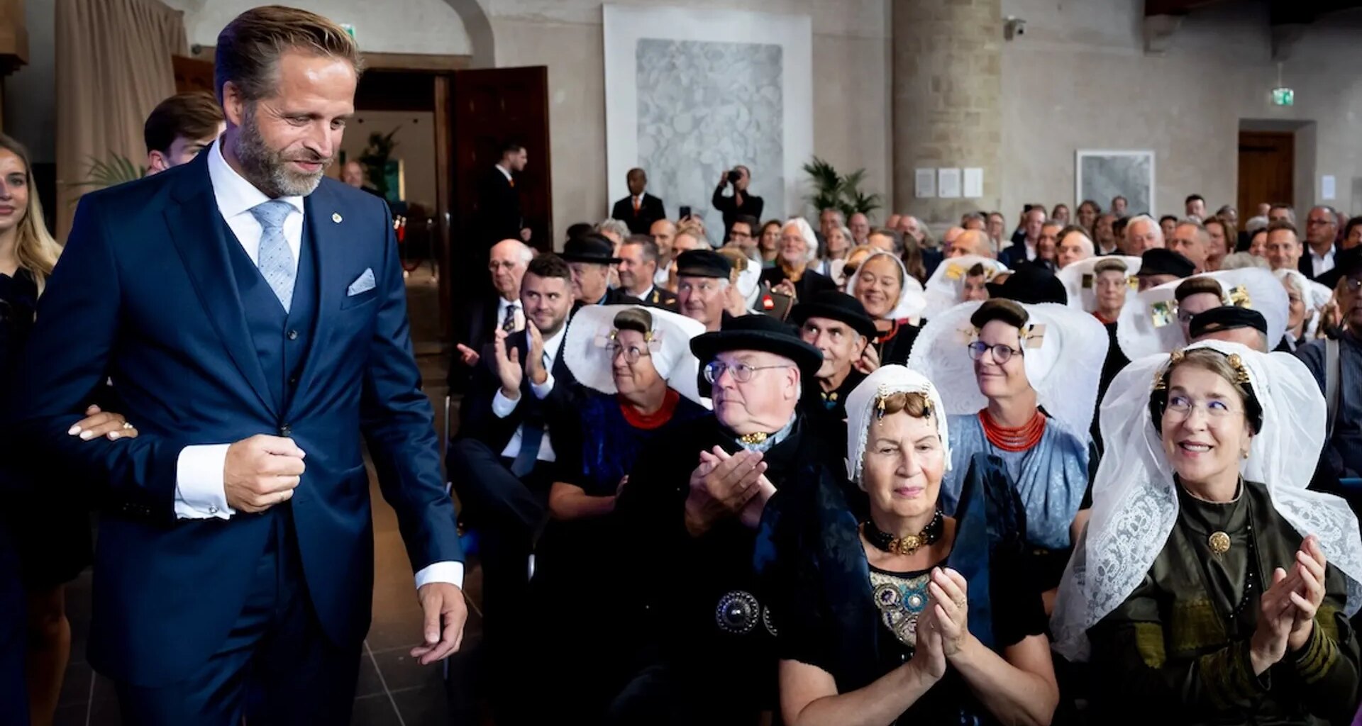 Hugo de Jonge wil onderzoek naar opstoken azc-rel, verzoekt burgemeester Terneuzen aan te blijven - Joop