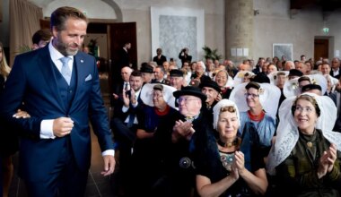 Hugo de Jonge wil onderzoek naar opstoken azc-rel, verzoekt burgemeester Terneuzen aan te blijven - Joop