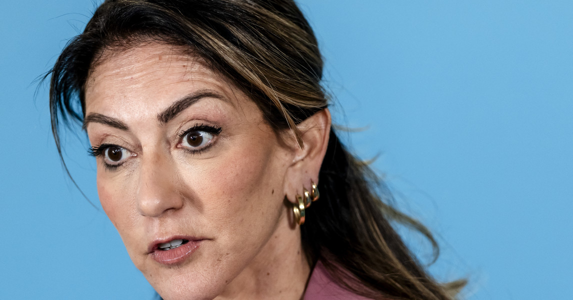 VVD-leider Dilan Yesilgöz zal 'morrend akkoord gaan' met formatieplan Koolmees: 'Ze is op de vingers getikt'