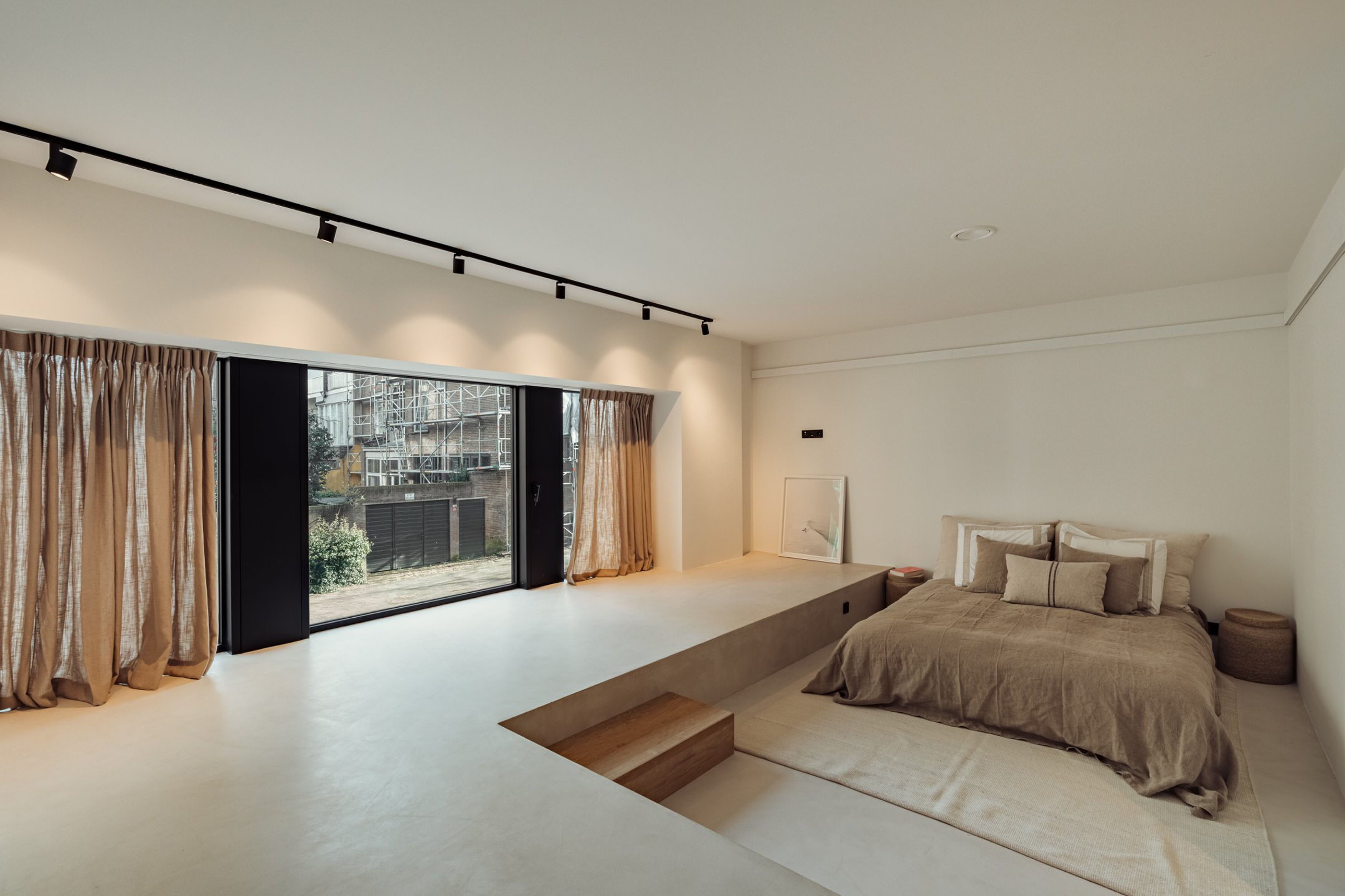 De slaapkamer van het appartement van Robine van der Meer in Amsterdam Oud-Zuid