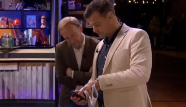 In de Wandelgangen: Wilfred Genee leest binnenkomend appje van Dick Advocaat voor