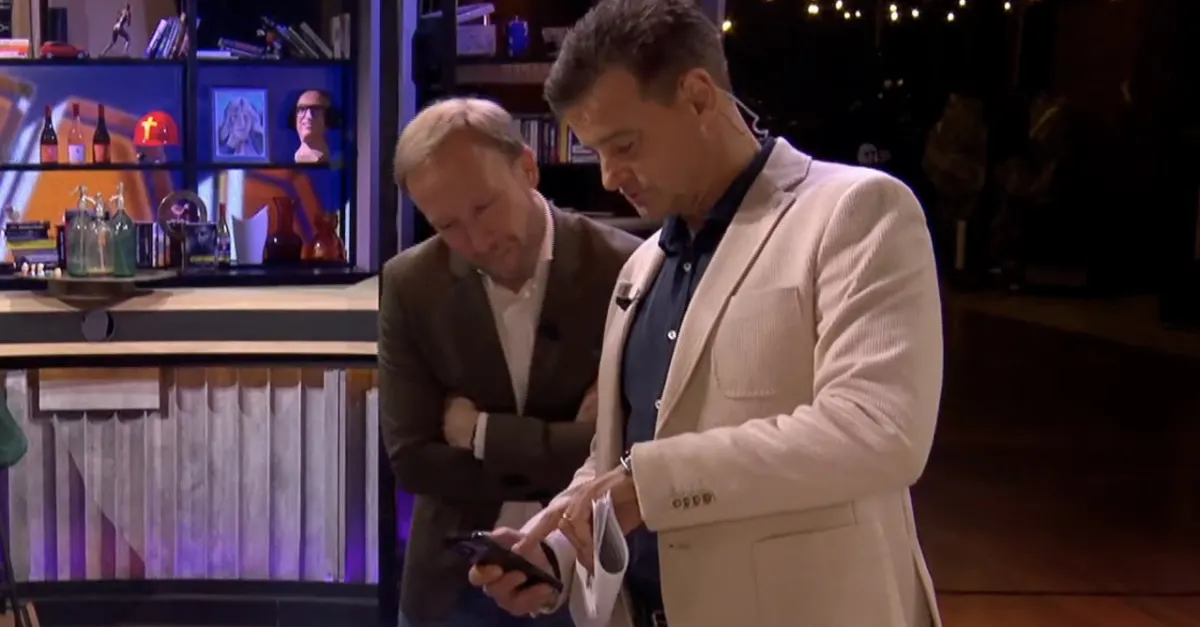 In de Wandelgangen: Wilfred Genee leest binnenkomend appje van Dick Advocaat voor