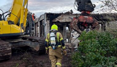 Brandweer tot diep in nacht druk met nablussen van vlammenzee in voormalig woonhuis - Rijnmond