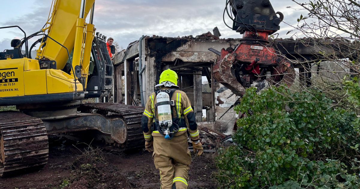Brandweer tot diep in nacht druk met nablussen van vlammenzee in voormalig woonhuis - Rijnmond