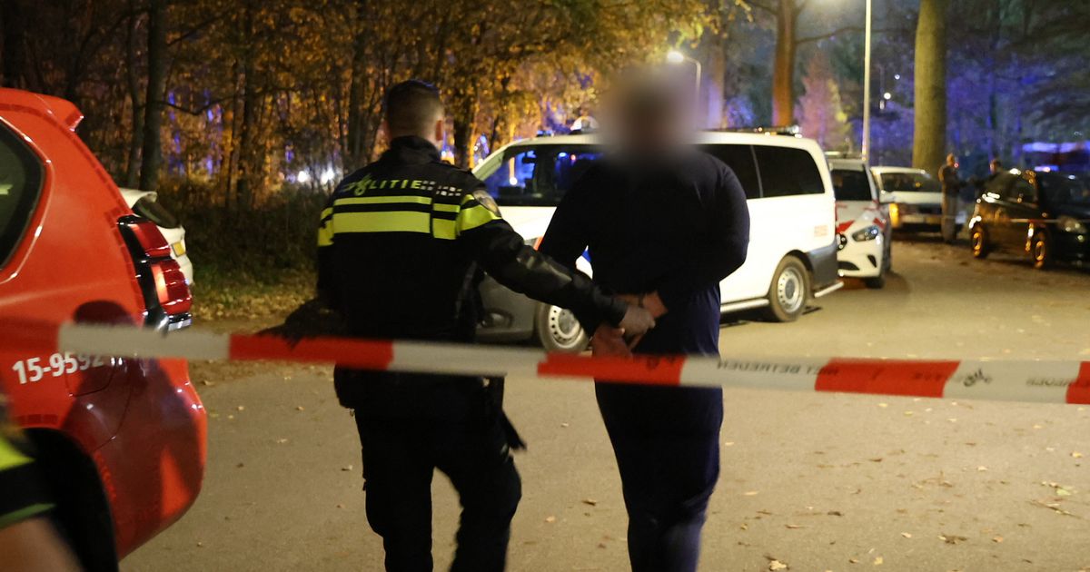 Boze automobilist rijdt in op brandweerman na verkeersruzie - Omroep West